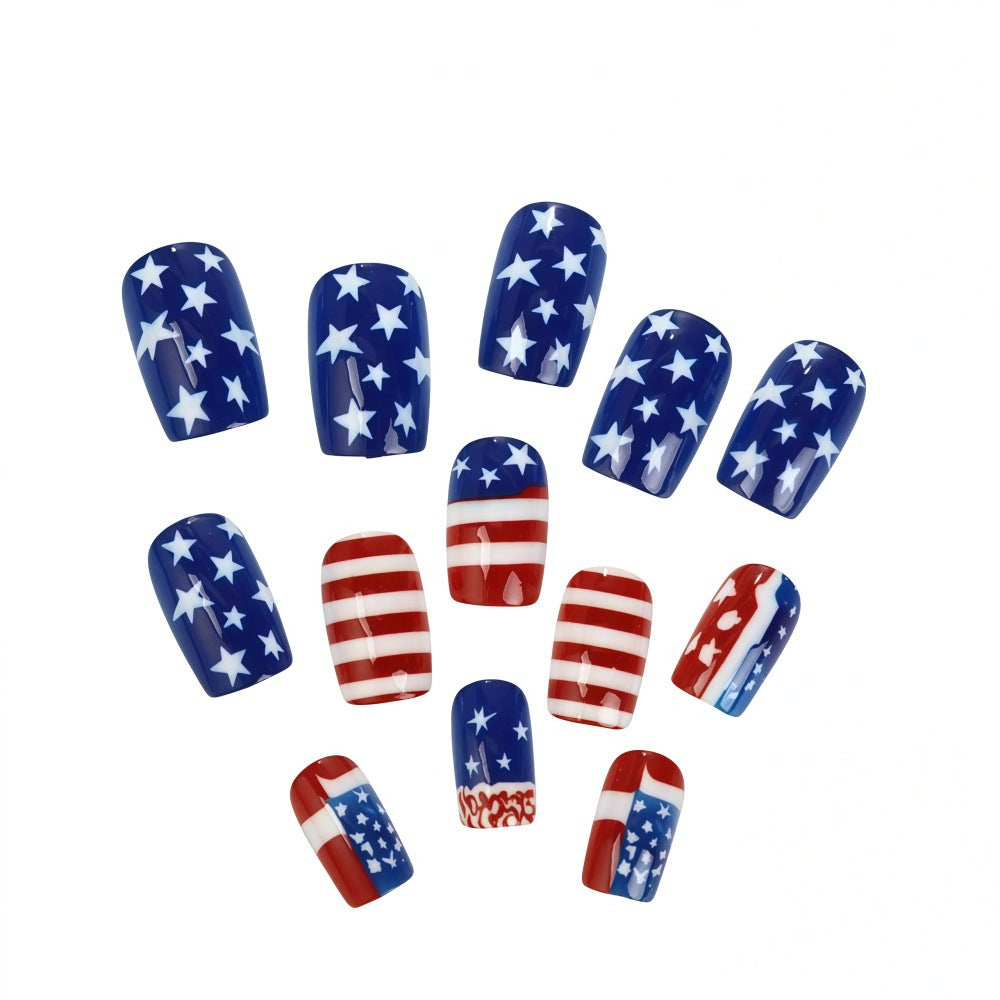 Kreative Kunstnägel im patriotischen Design Karnz