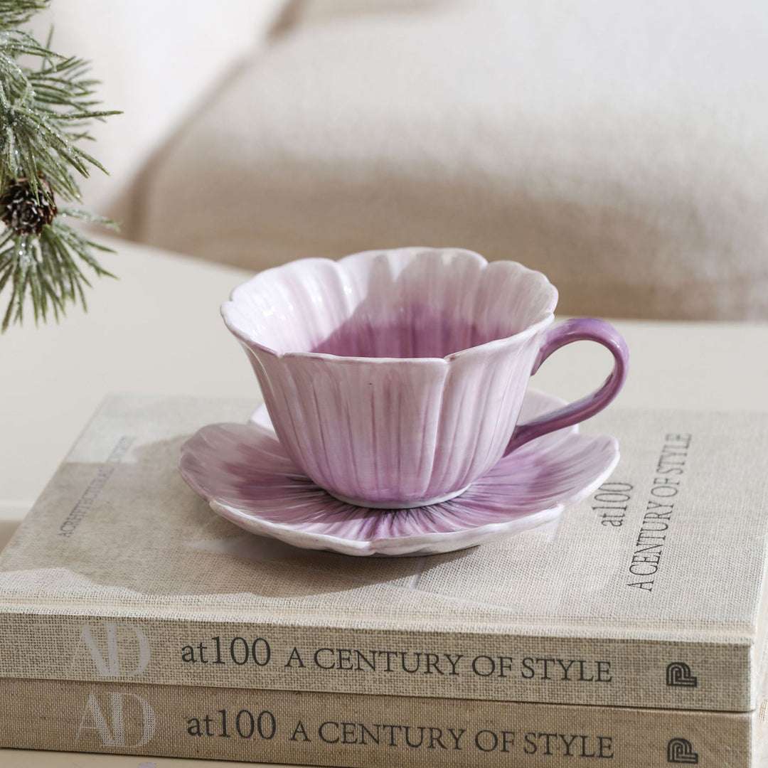 Keramiktasse mit Untertasse in Blütenform