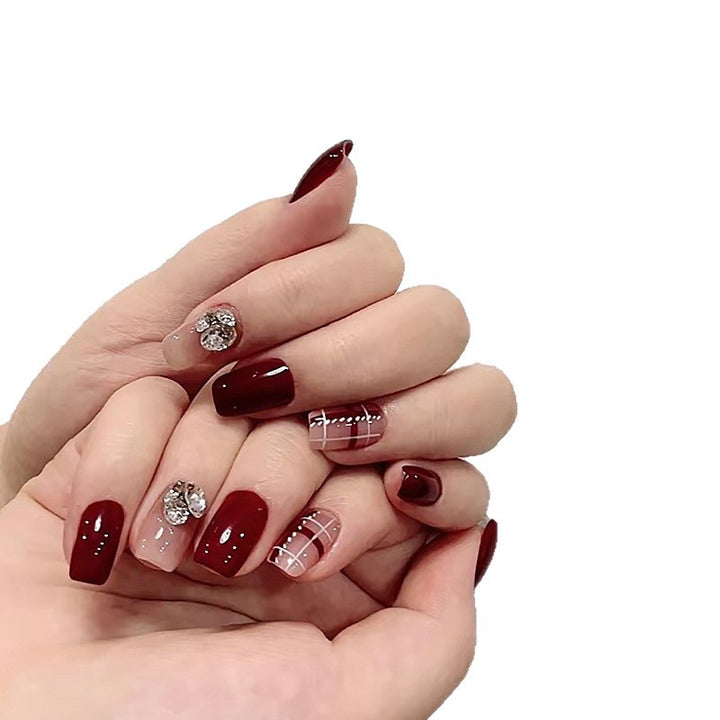 Kunstnagelset mit elegantem, schimmerndem Design und kreativen Akzenten Karnz