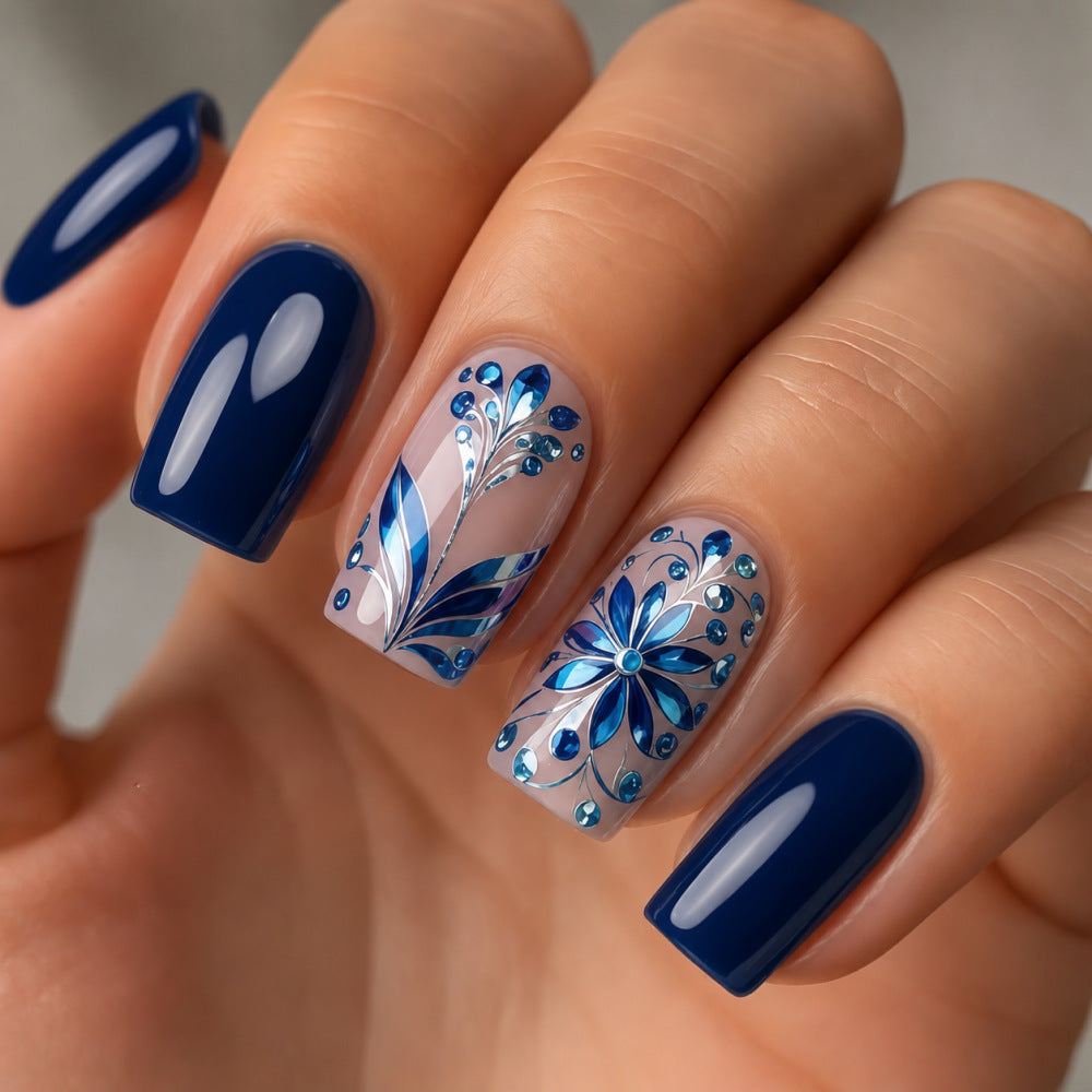 Kunstnägel mit floralen Details Karnz