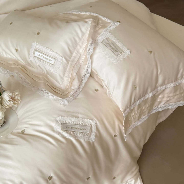 Luxuriös gesticktes Satin-Bettbezug-Set mit Spitze