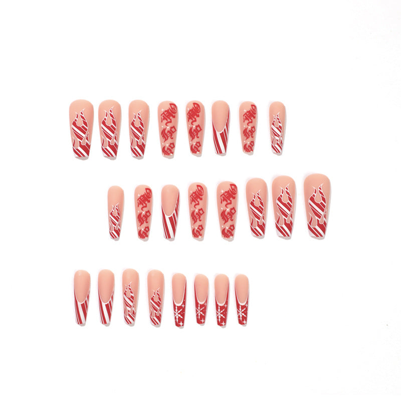 Künstlerische Nagelverlängerungen im festlichen Design Karnz