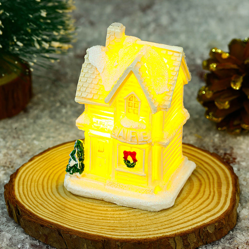 Beleuchtetes Weihnachtsdorfhaus mit festlicher Dekoration Karnz