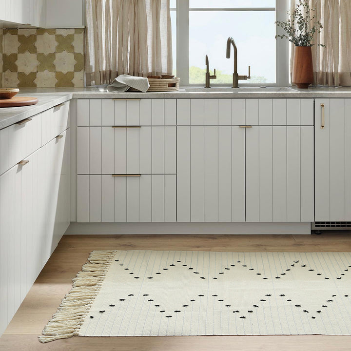 handgewebter Wohnzimmer-Teppich mit Fransen und geometrischem Lochmuster Karnz