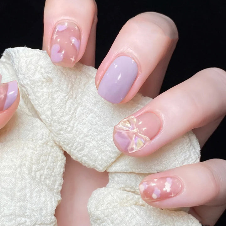 Kunstvolle Nagelverlängerungen mit elegantem Blattmuster Karnz