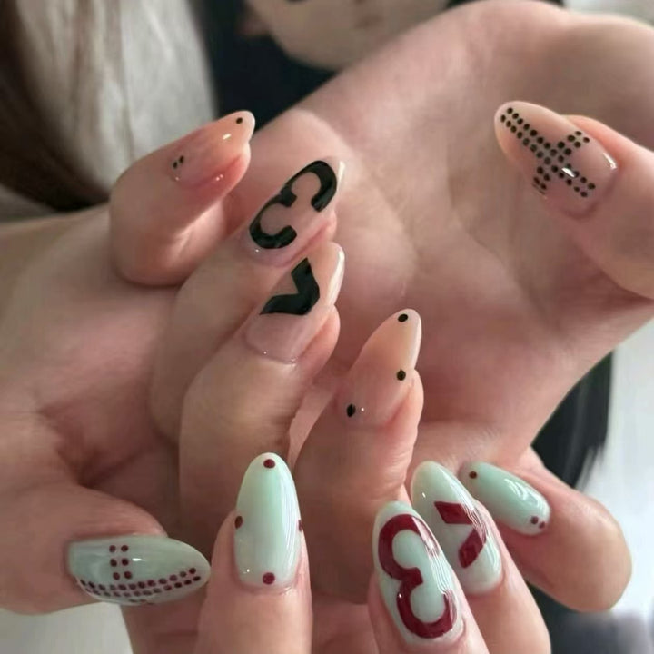 Stylisches Künstlerisches Press-On-Nagelset Karnz