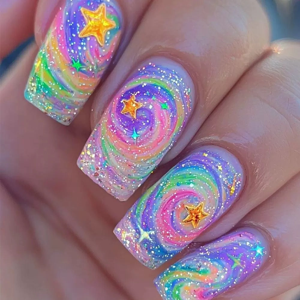 Glitzerndes Kunstnagelset mit buntem Spiral-Design und Sternenakzenten Karnz