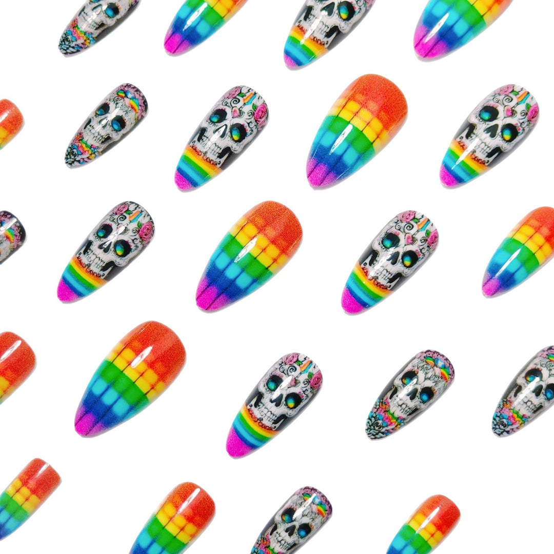 Kreative Kunstnägel mit Totenkopf-Design und Regenbogenfarben Karnz