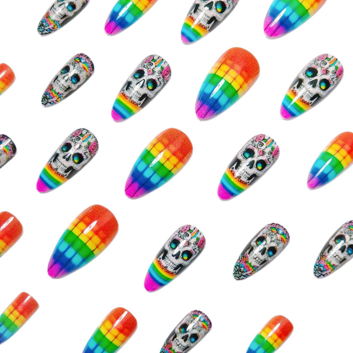 Kreative Kunstnägel mit Totenkopf-Design und Regenbogenfarben Karnz