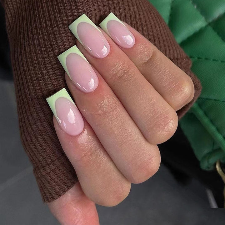 Kunstvolle Nagelverlängerungen mit elegantem French-Tip und modernen Akzenten Karnz