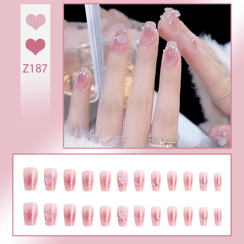 Kunstnagelset mit eleganten Glitzerverzierungen und schimmernden Akzenten Karnz