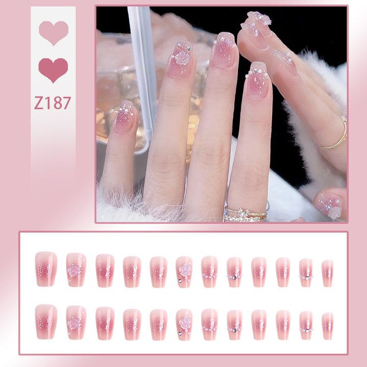 Kunstnagelset mit eleganten Glitzerverzierungen und schimmernden Akzenten Karnz