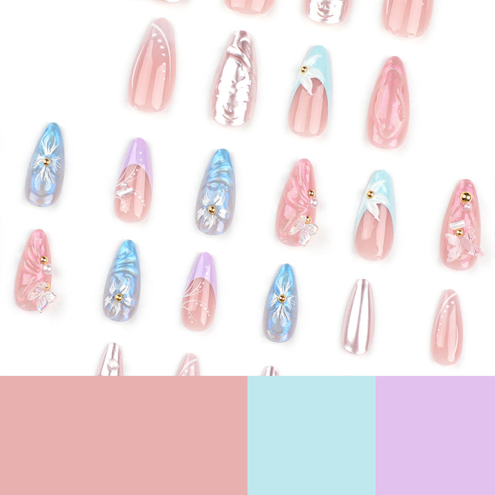 Kunstvolle Stiletto-Nägel mit zarten Blumen- und Glitzerverzierungen Karnz