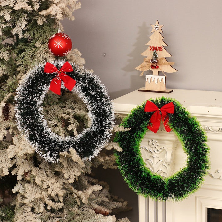 Festlicher Weihnachtskranz mit Schleife