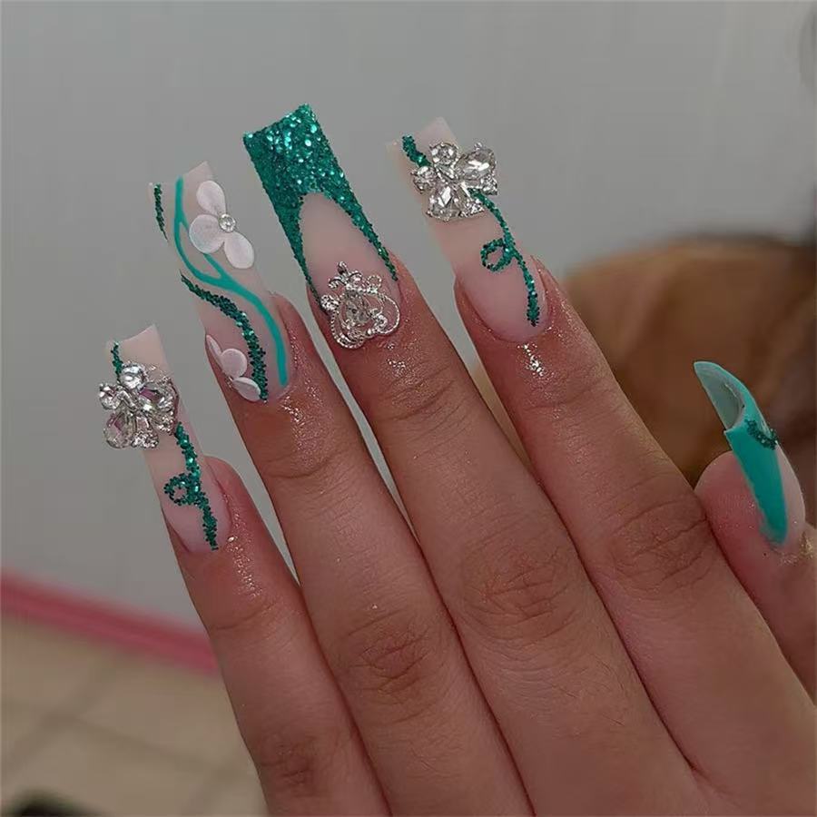 Dekorativer Nageldesign-Set Karnz