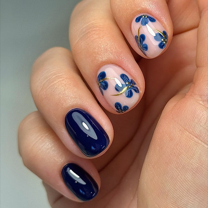 Kunstnägel mit Floralen Designs und Glänzenden Akzenten Karnz