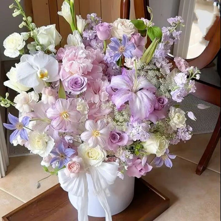 Dekorative Blumenarrangement mit stilvoller Vase