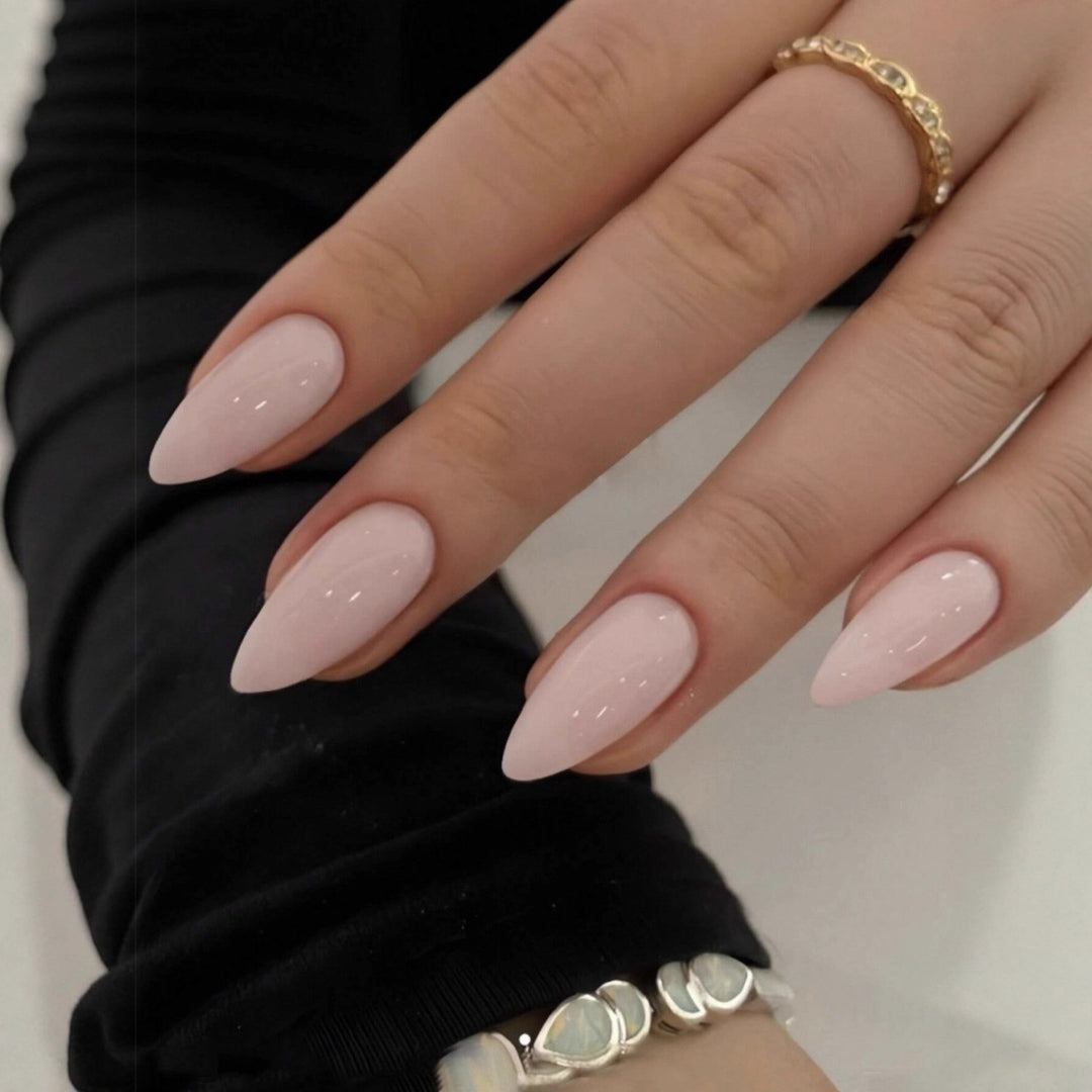 Kunstnagelset mit eleganten, spitzen und hochglänzenden Nägeln Karnz