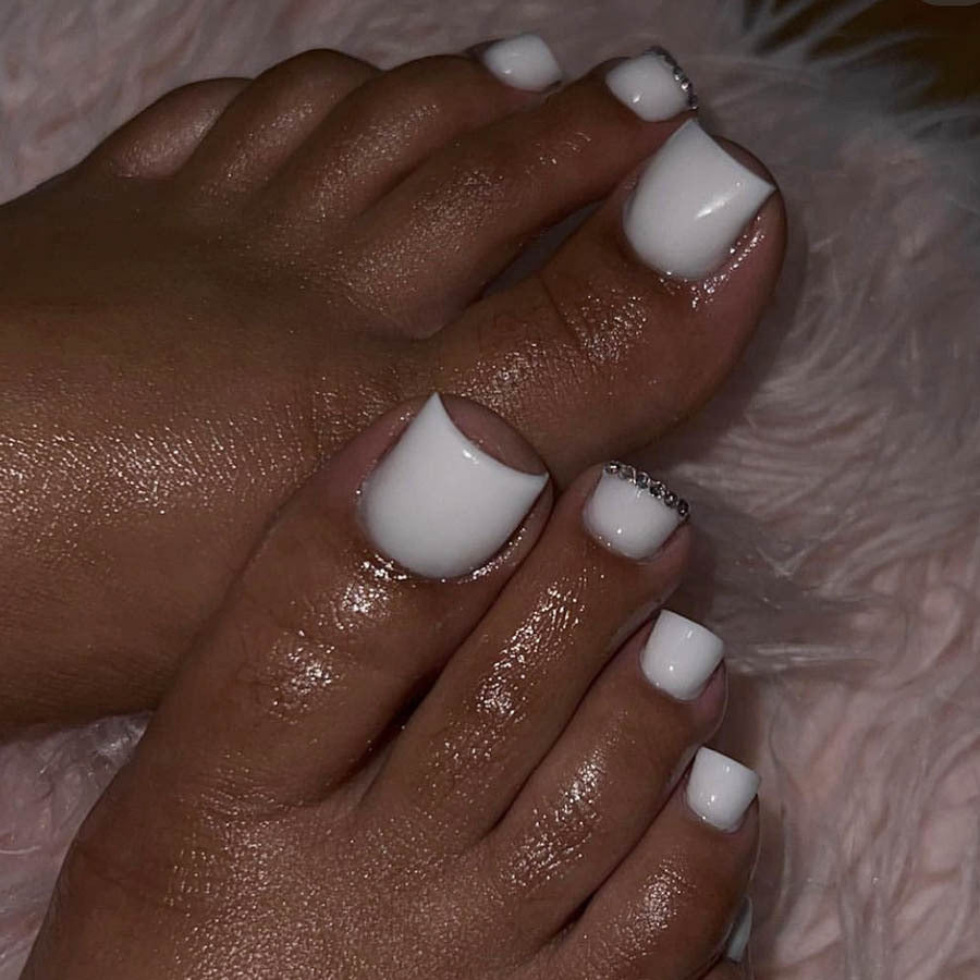Fußnagelkunstset mit elegantem Hochglanz-Design und zarten Akzenten Karnz