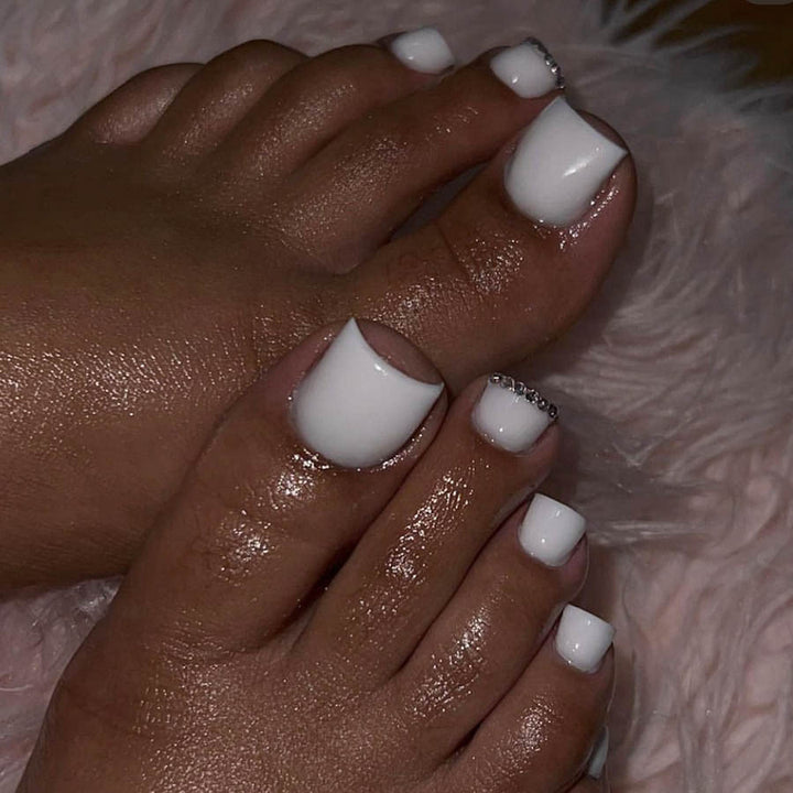 Fußnagelkunstset mit elegantem Hochglanz-Design und zarten Akzenten Karnz