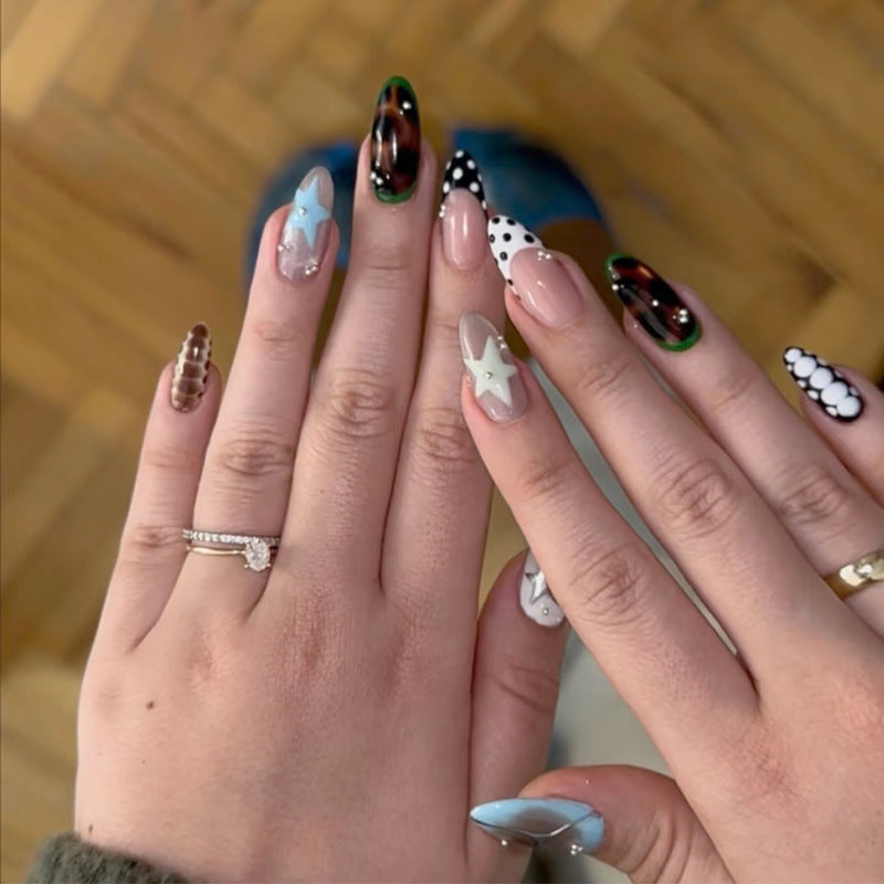 Künstlerisches Press-On-Nagel-Set mit Stern- und geometrischen Designs Karnz