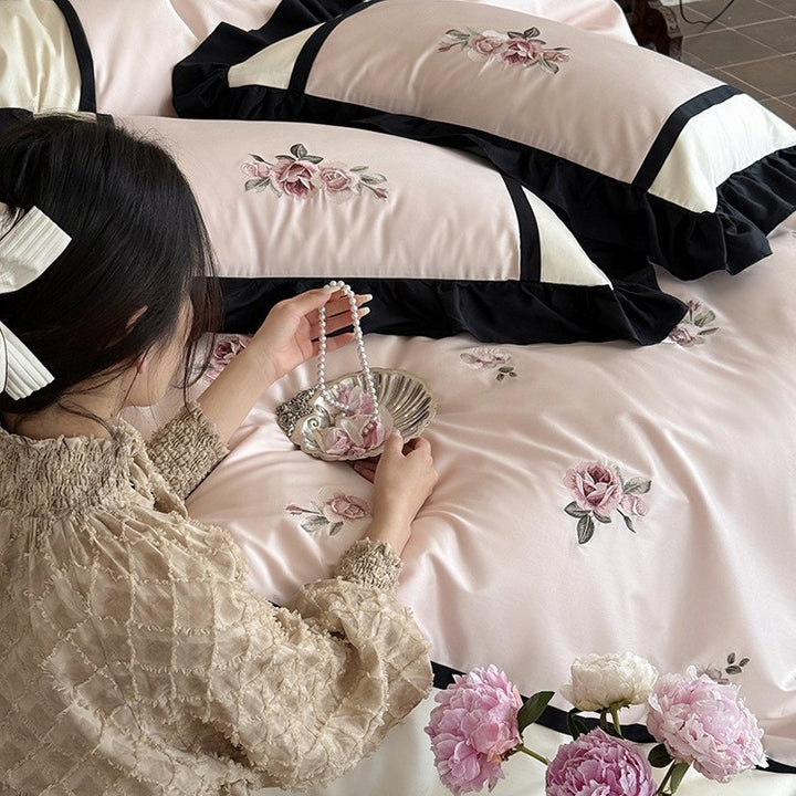Luxuriöses besticktes Bettwäsche-Set aus Baumwollsatin mit Rüschen und Zierkissen