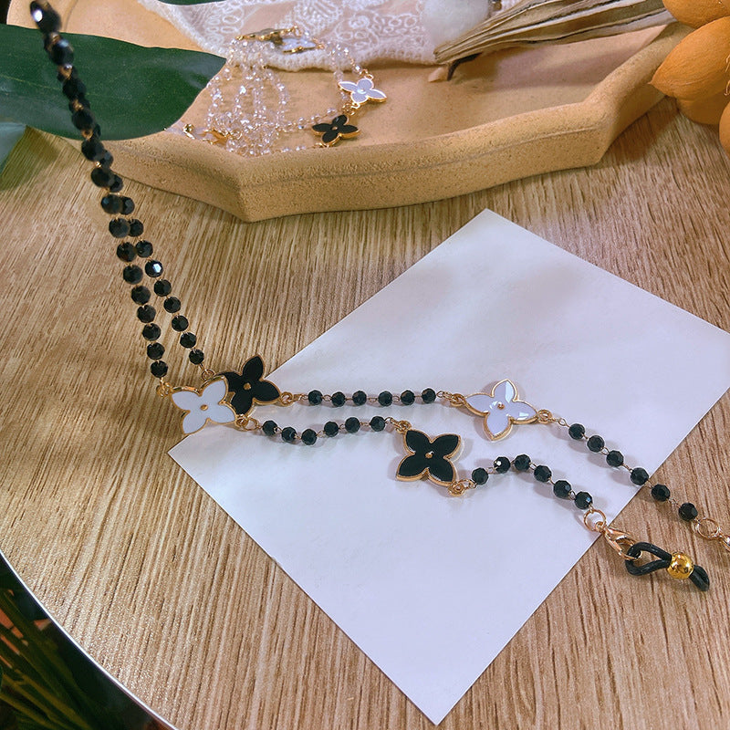 Elegante Perlenkette mit Blütenanhängern Karnz