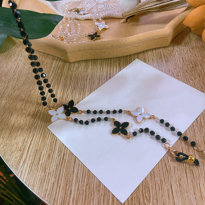 Elegante Perlenkette mit Blütenanhängern Karnz