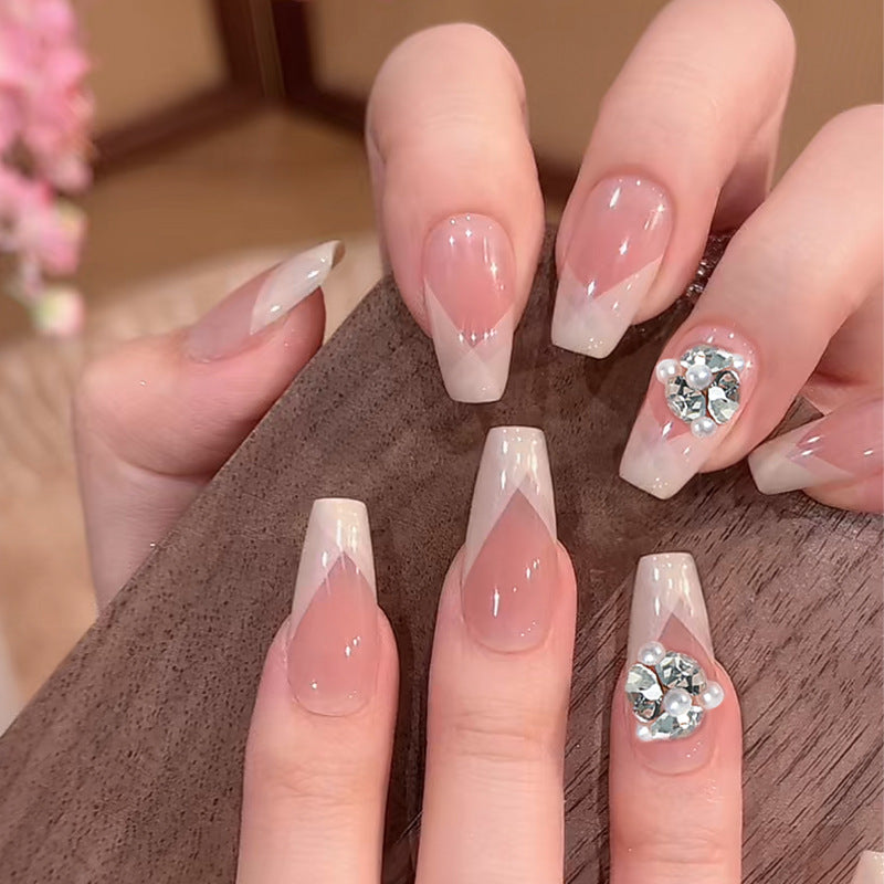 Kunstnagelset mit filigranen Spitzendesigns und glamourösen Strassakzenten Karnz