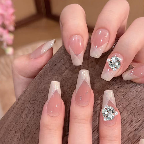 Kunstnagelset mit filigranen Spitzendesigns und glamourösen Strassakzenten Karnz