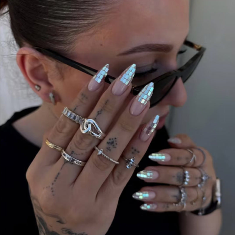 Kunstnagelset mit schimmernden geometrischen Akzenten Karnz