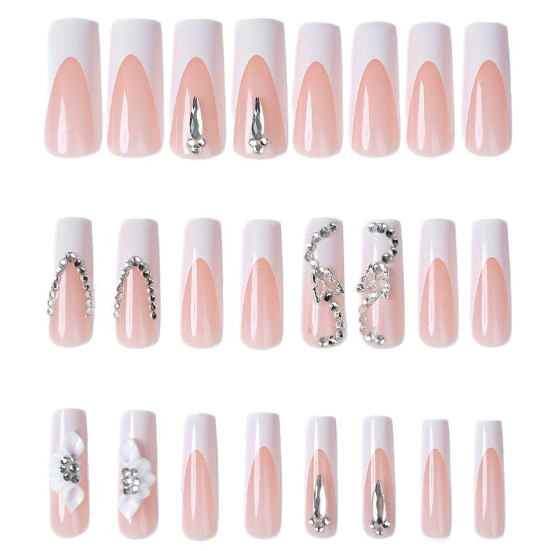 Kunstnagelset mit elegantem Design und Glitzerakzenten Karnz