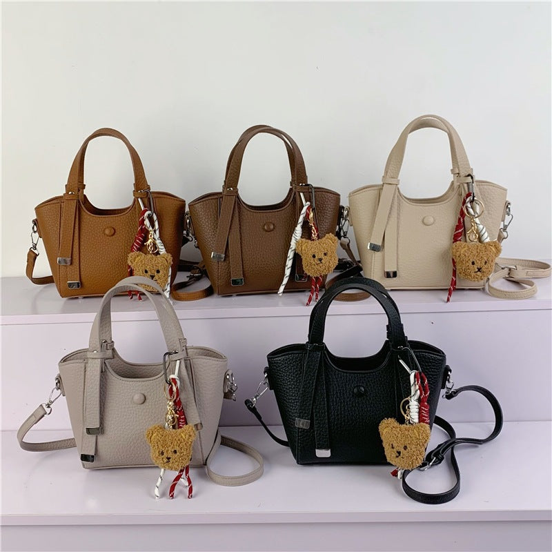 Texturierte Mini Tote-Handtasche mit charmantem Bären-Schlüsselanhänger