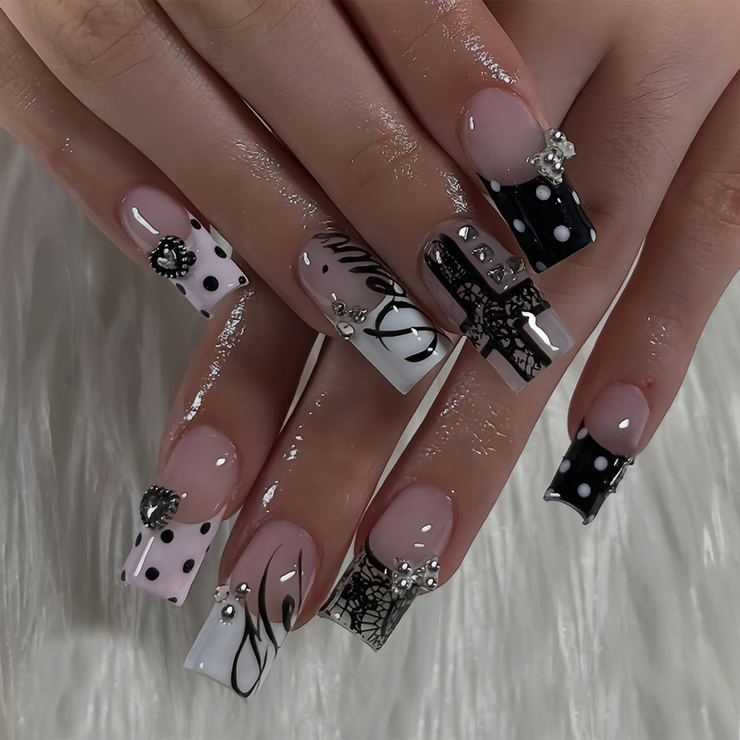 Künstliche Fingernägel mit Glamourösen Akzenten Karnz