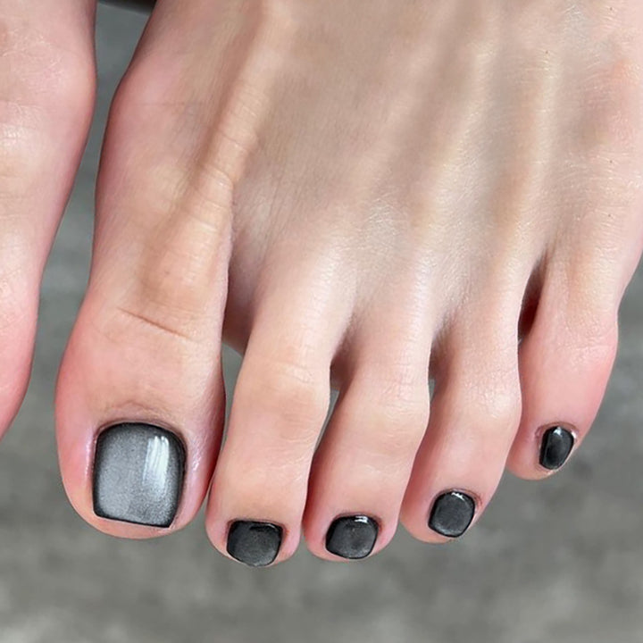 Kunstvolle Fußnagelverzierung mit elegantem Goldakzent Karnz