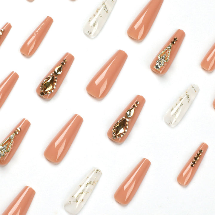 Kunstvolle Nagelverlängerungen mit Glitzerverzierungen und filigranen Akzenten Karnz