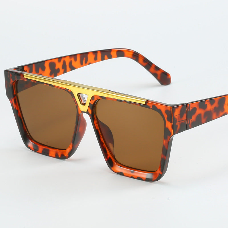Damen modische oversized Sonnenbrille mit stilvollem goldenen Akzent Karnz