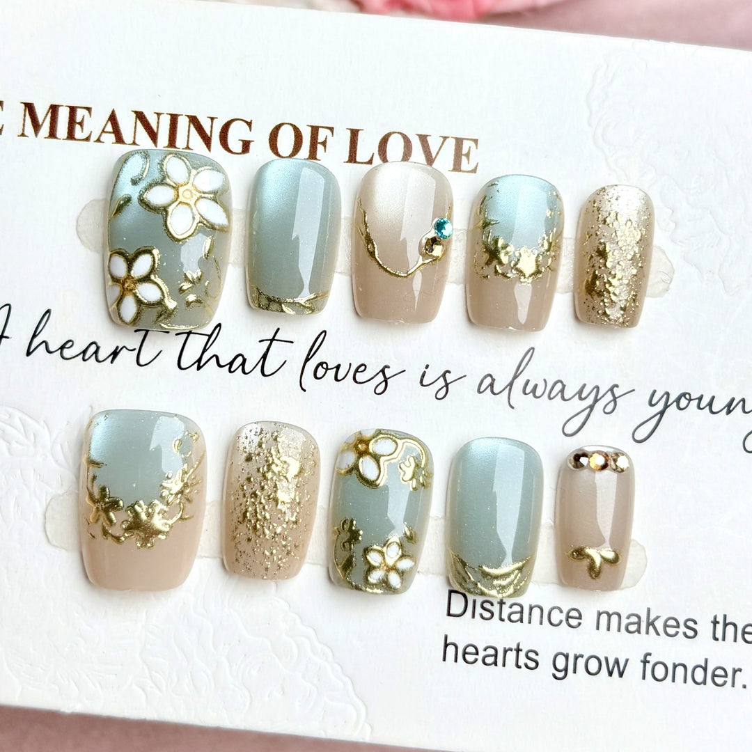 Künstlerisches Press-On-Nagelset mit elegantem Blumendesign
