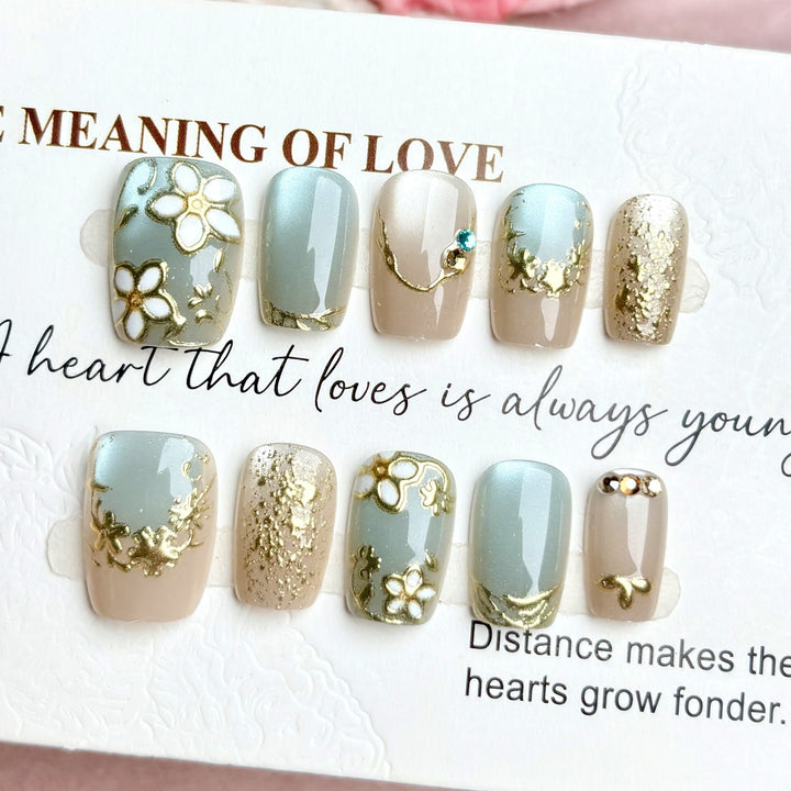 Künstlerisches Press-On-Nagelset mit elegantem Blumendesign