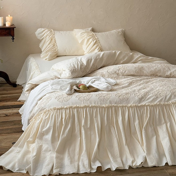 Vintage-inspirierter Bettrock und Tagesdecke mit weitem Volant und zarter Stickerei