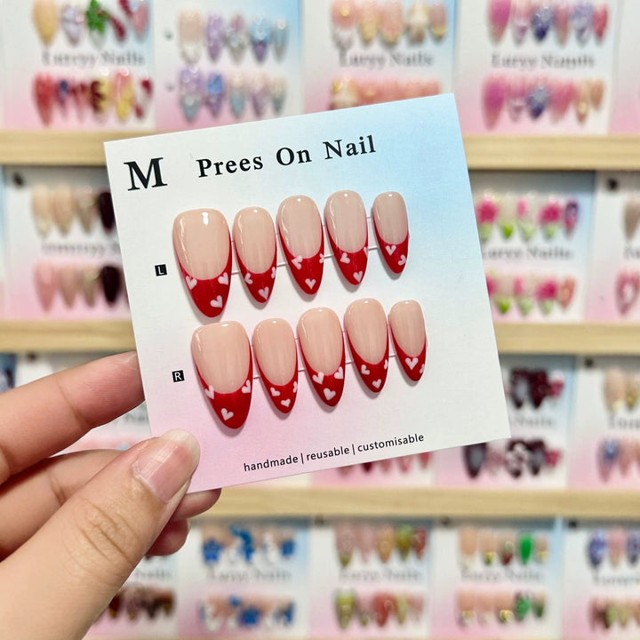 Handgemachtes Press-On Nagelset mit Herzmuster