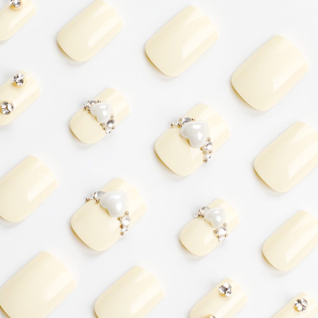 Kunstvolle Nagelverlängerungen mit eleganten Zierdetails Karnz