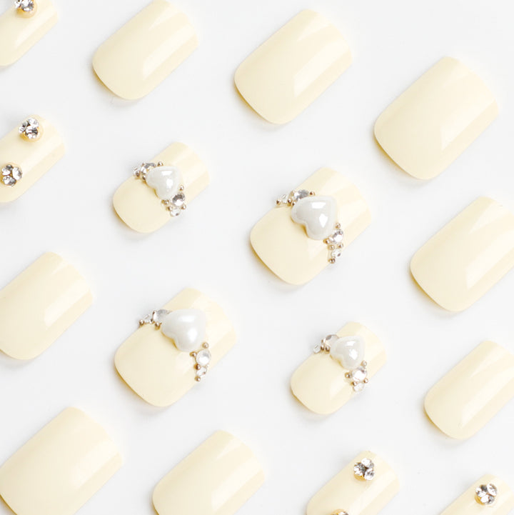 Kunstvolle Nagelverlängerungen mit eleganten Zierdetails Karnz