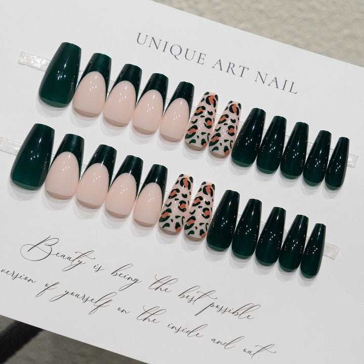 Stylisches Aufkleben Nageldesign