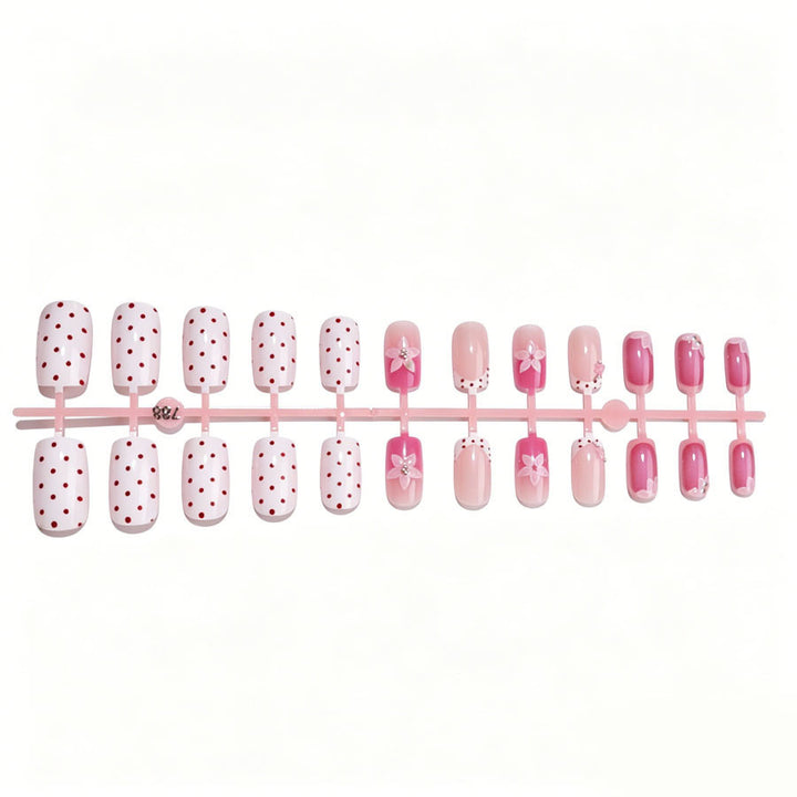 Kunstnagelset mit romantischem Blumen-Design Karnz