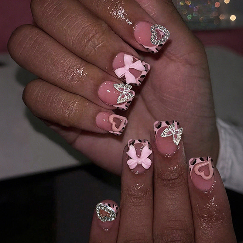 Künstliche Nagelart mit Verzierungen Karnz