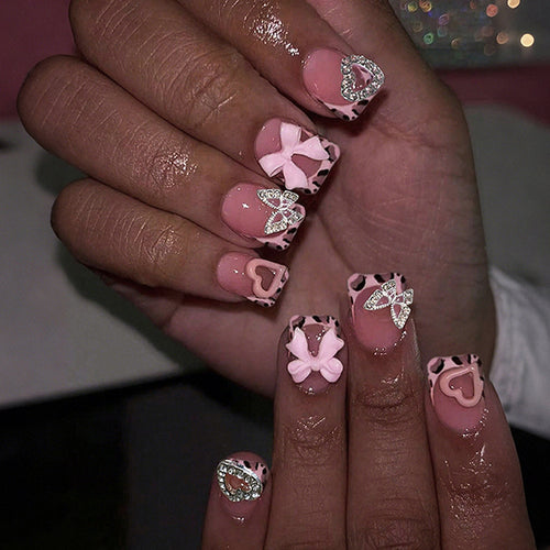 Künstliche Nagelart mit Verzierungen Karnz