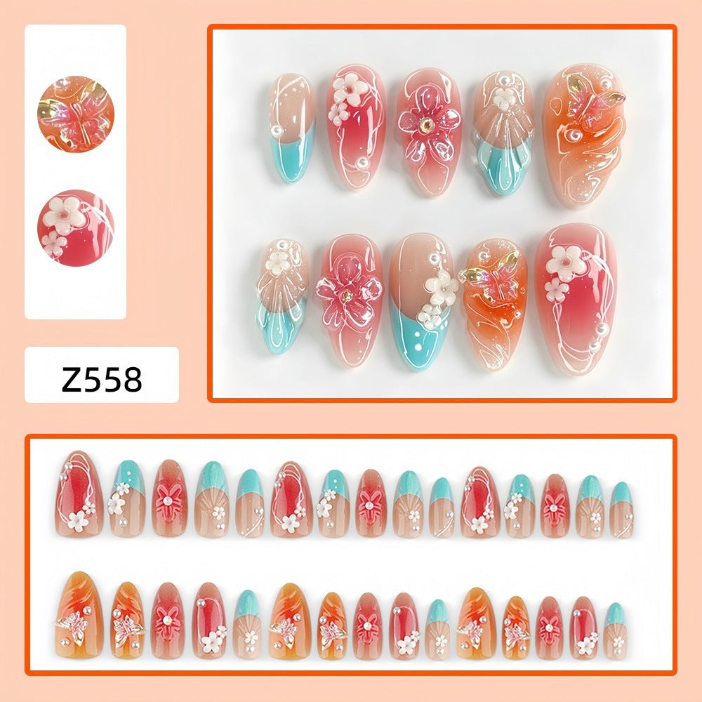 Kunstnagelset mit floralen Akzenten und glitzernden 3D-Applikationen Karnz