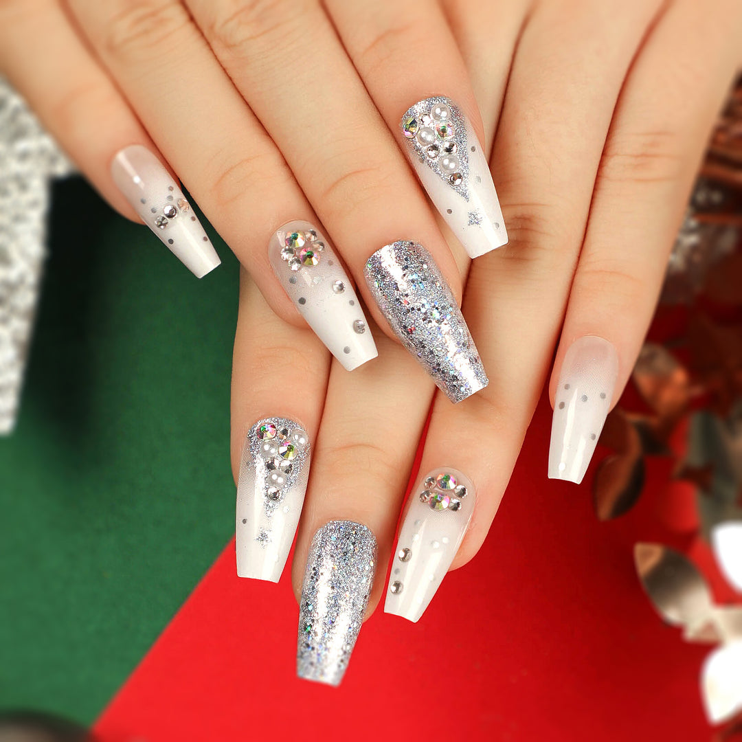 Elegante Acryl-Nägel mit goldenen Akzenten Karnz