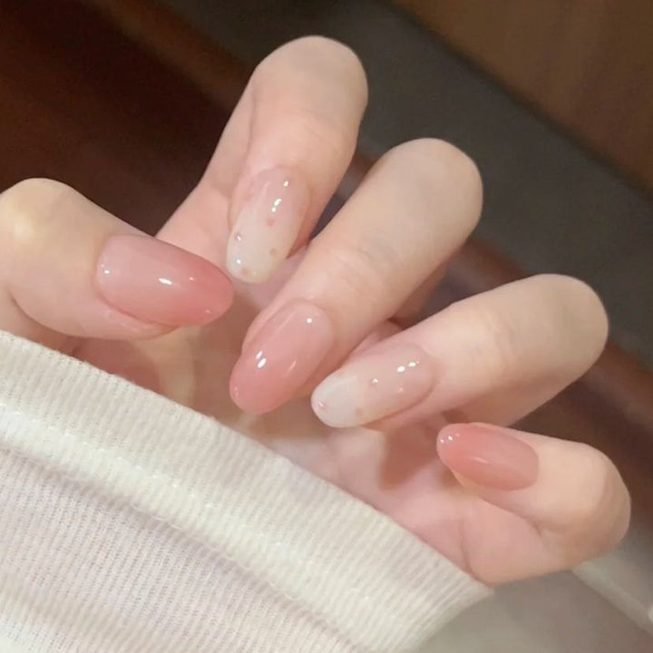Künstlerisches Nageldesign mit dekorativen Elementen Karnz